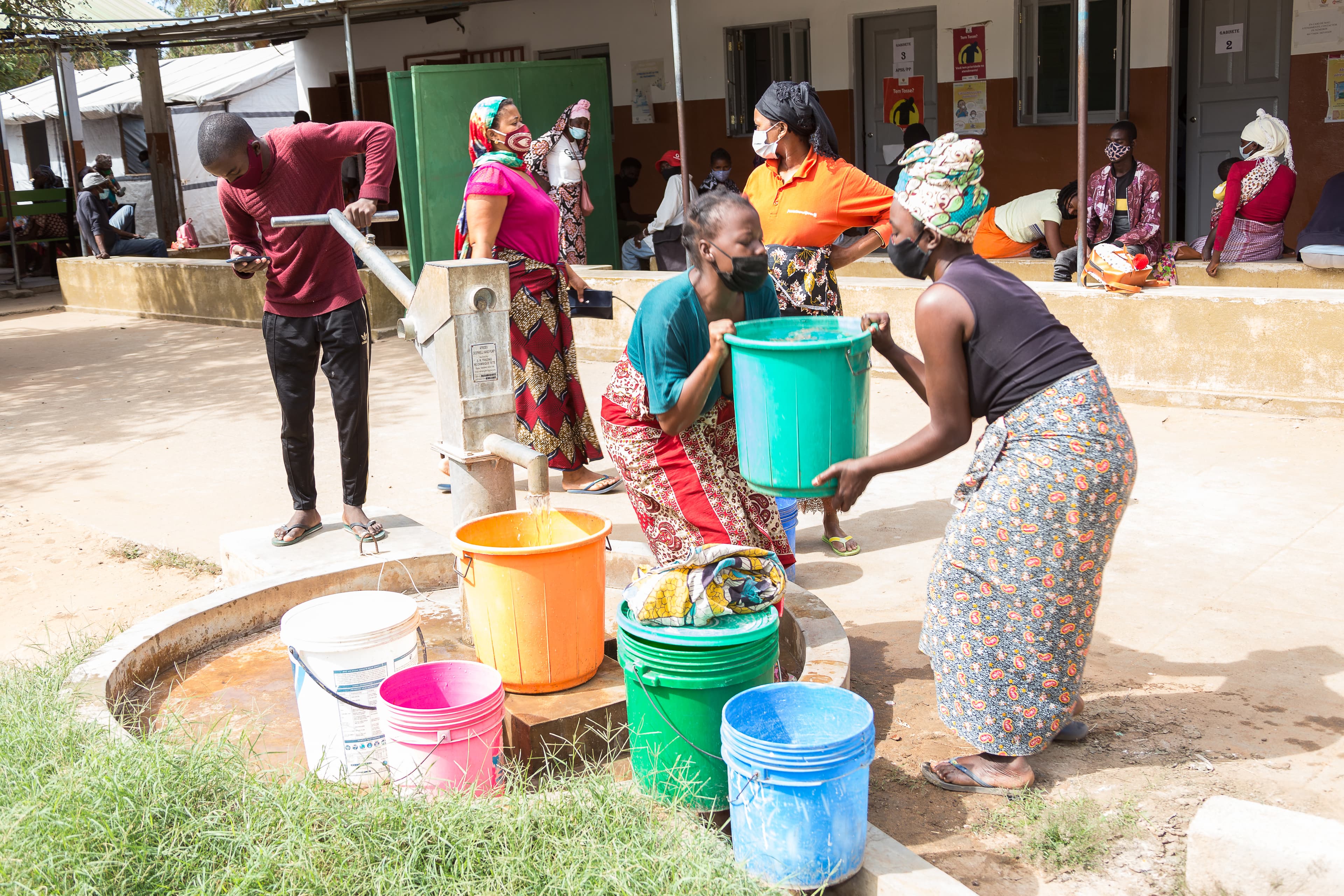 Limpeza e manutenção de furos já existentes no bairro de Mahate.