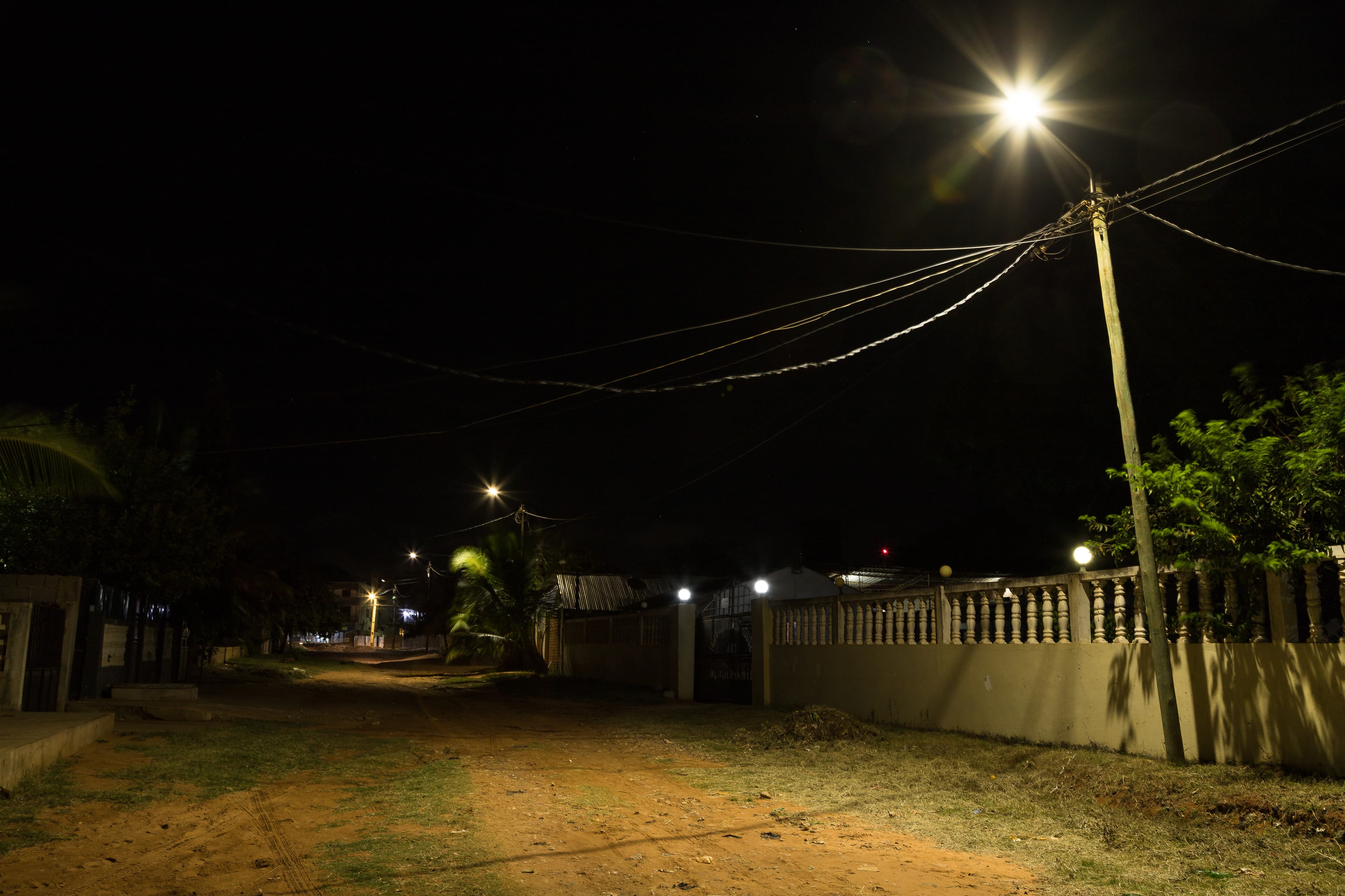 Iluminação pública nos Bairros próximos de Alto Gingone, Mahate e Muxara (Outubro, 2028).